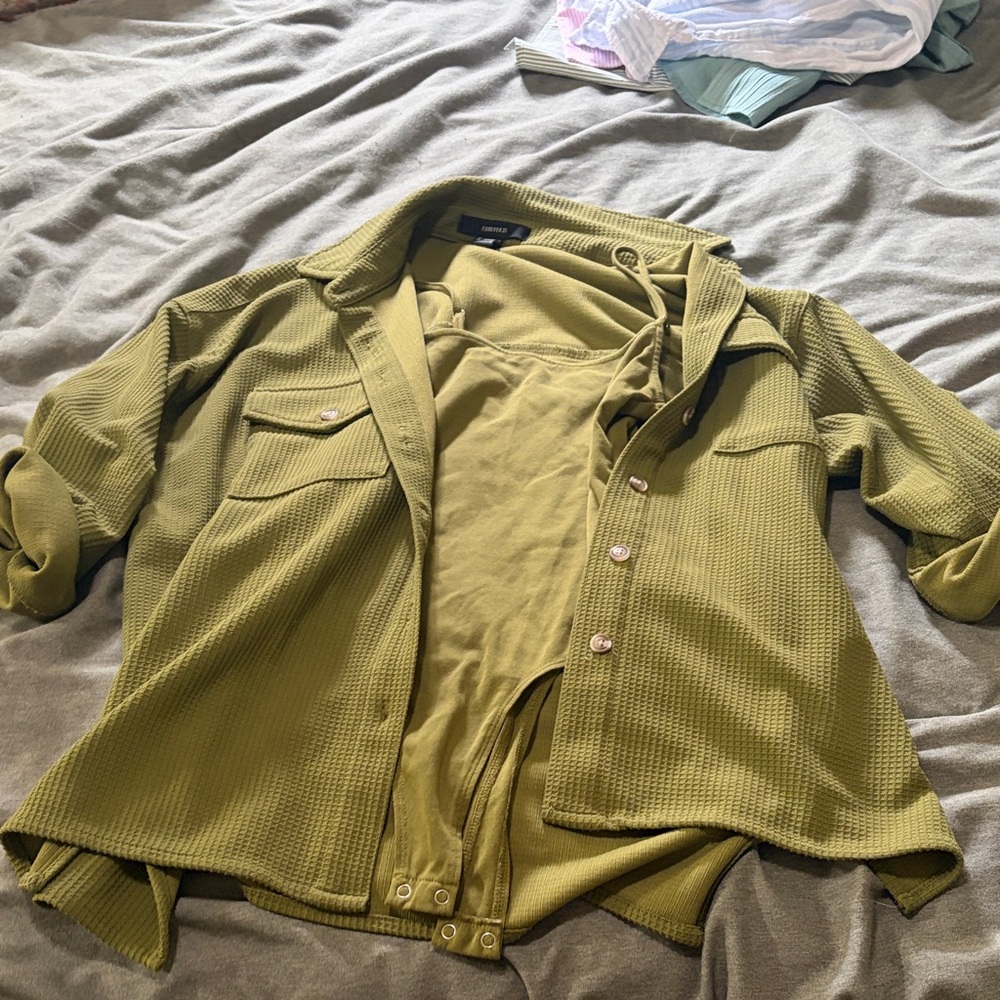 Forever 21 top set
Button down and bodysuit 
Size M
